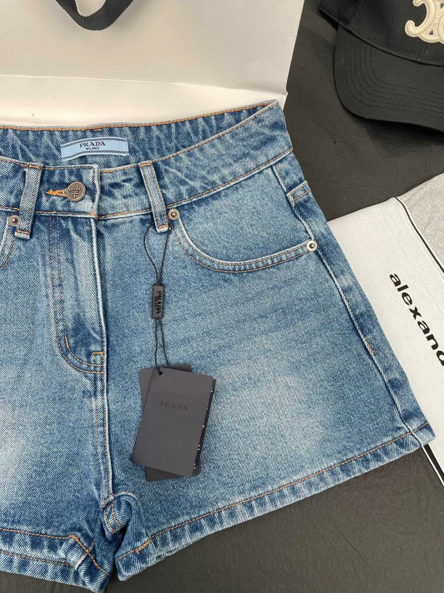 Contrast color high waist washed denim shorts