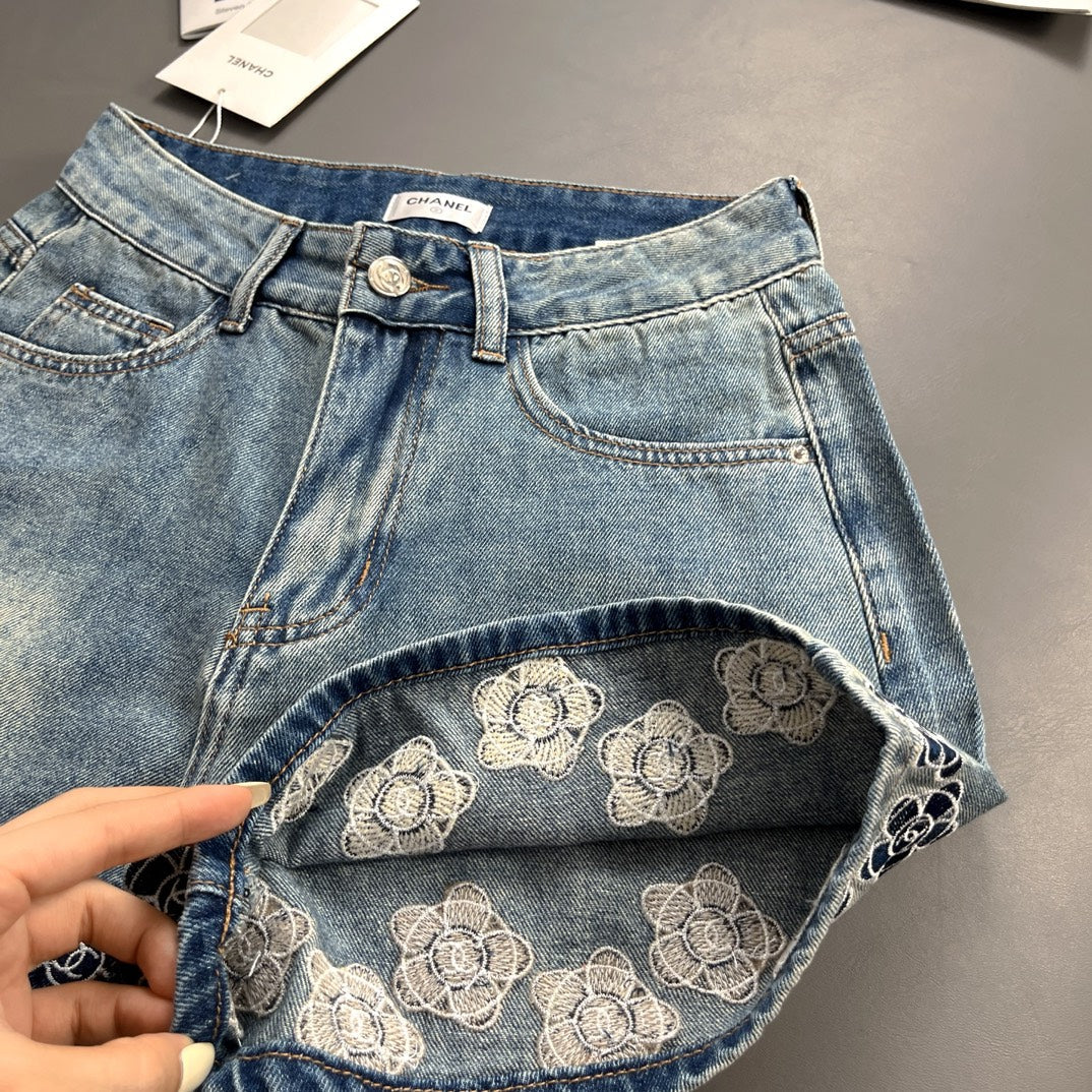 Camellia embroidered denim shorts