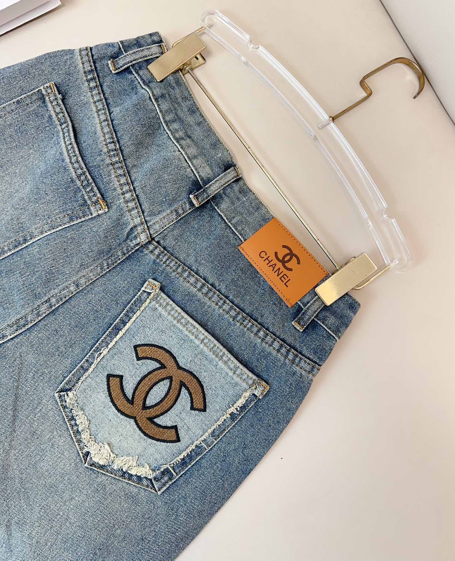 Contrast color embroidered logo jeans