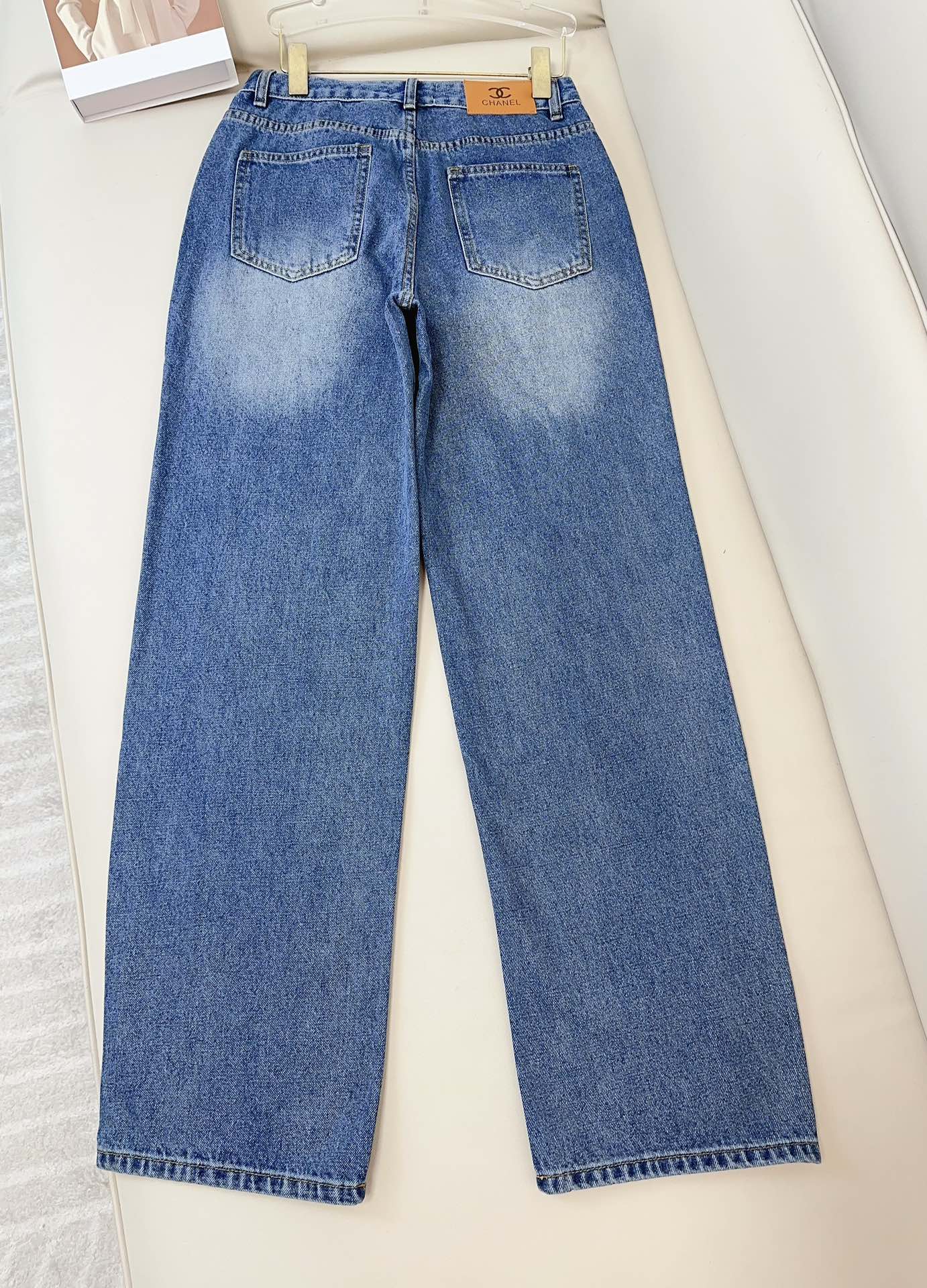 Wide-leg jeans with dense embroidered logo on the hem