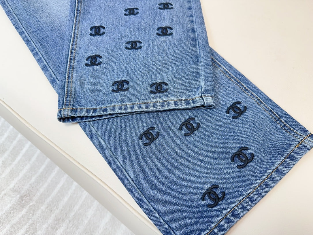 Wide-leg jeans with dense embroidered logo on the hem