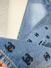 Wide-leg jeans with dense embroidered logo on the hem