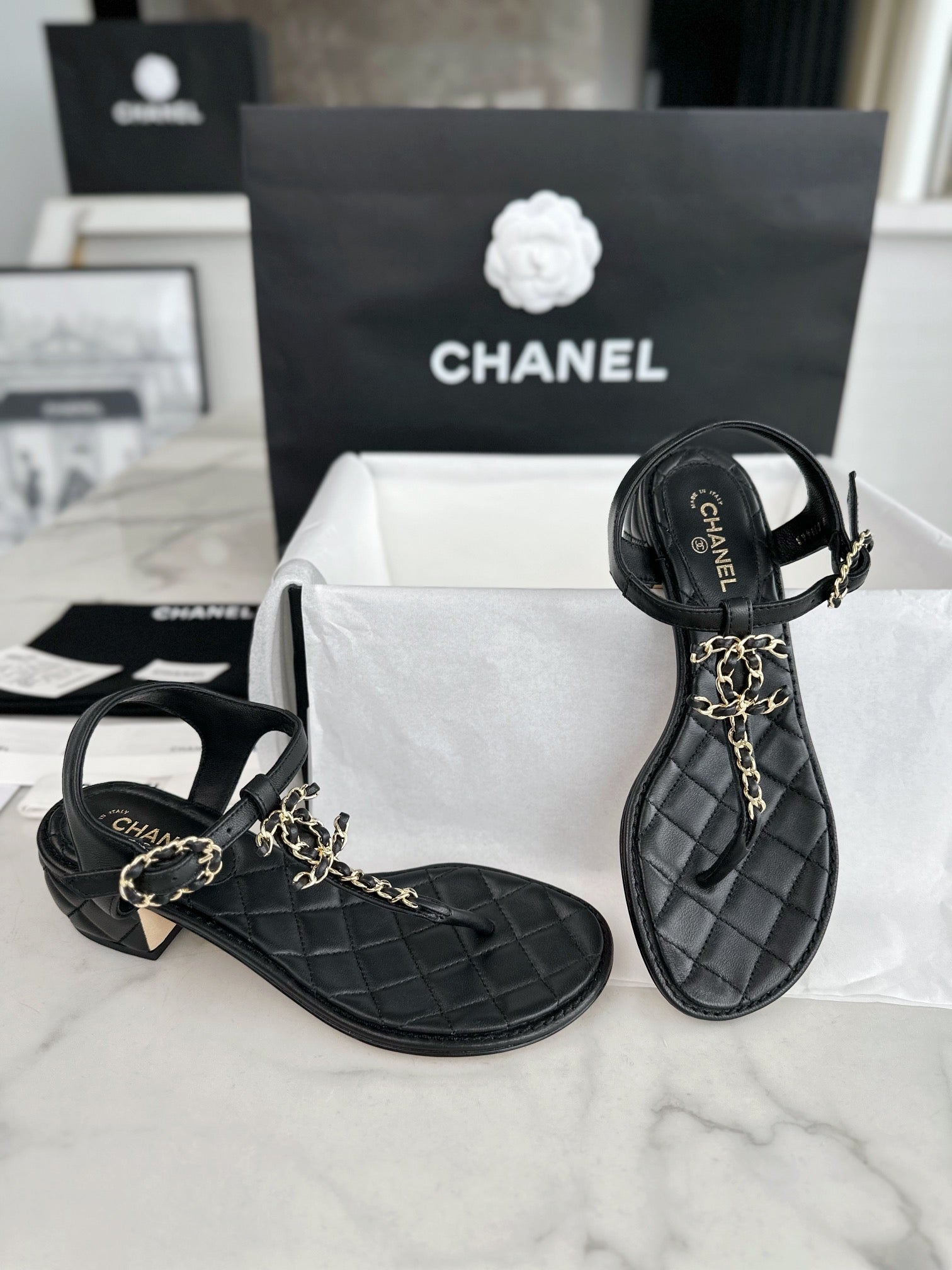 𝟐𝟒𝐂 Black flip-flop thick heel sandals