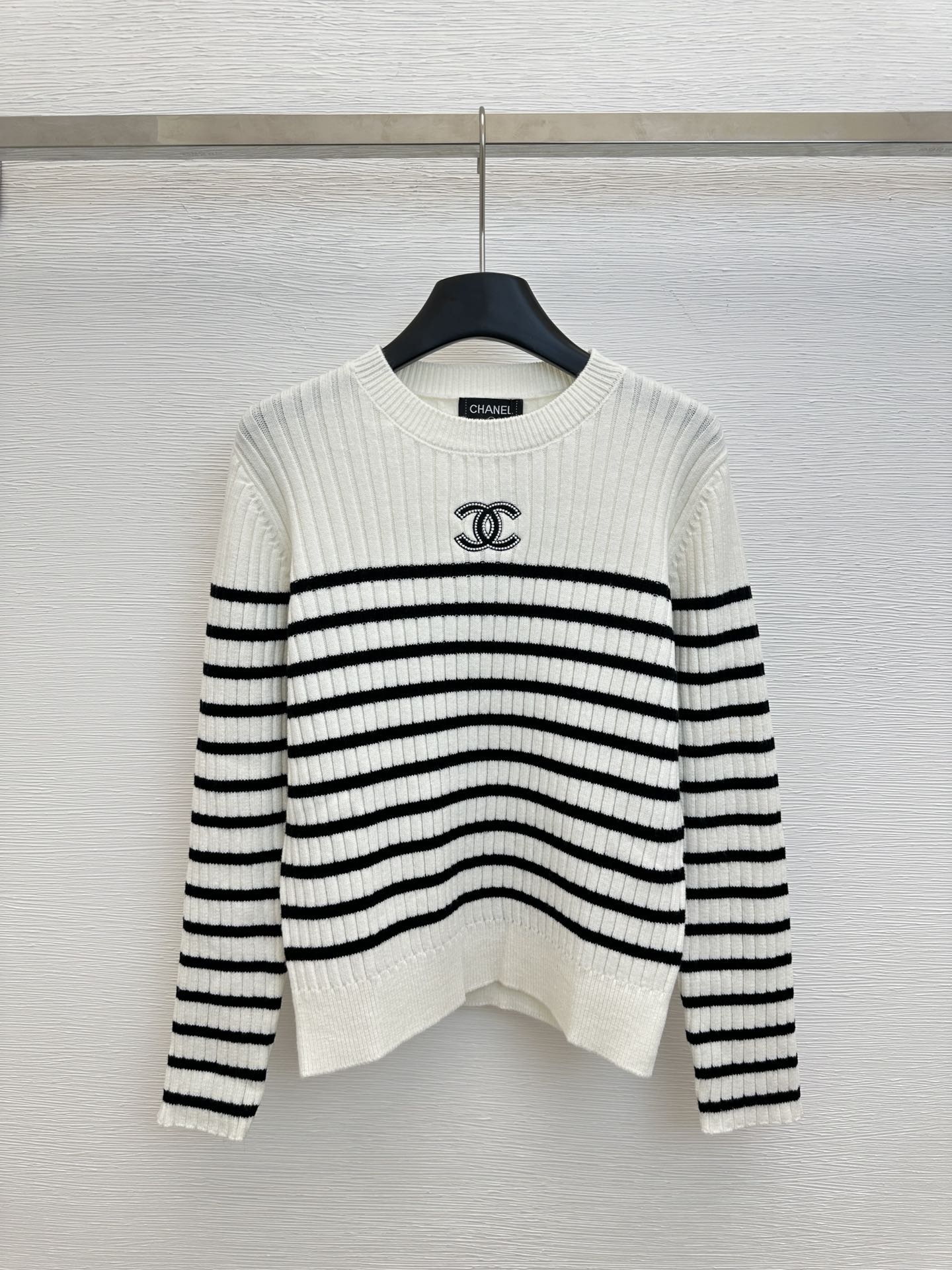 Vertical stripe knitted round neck long sleeves