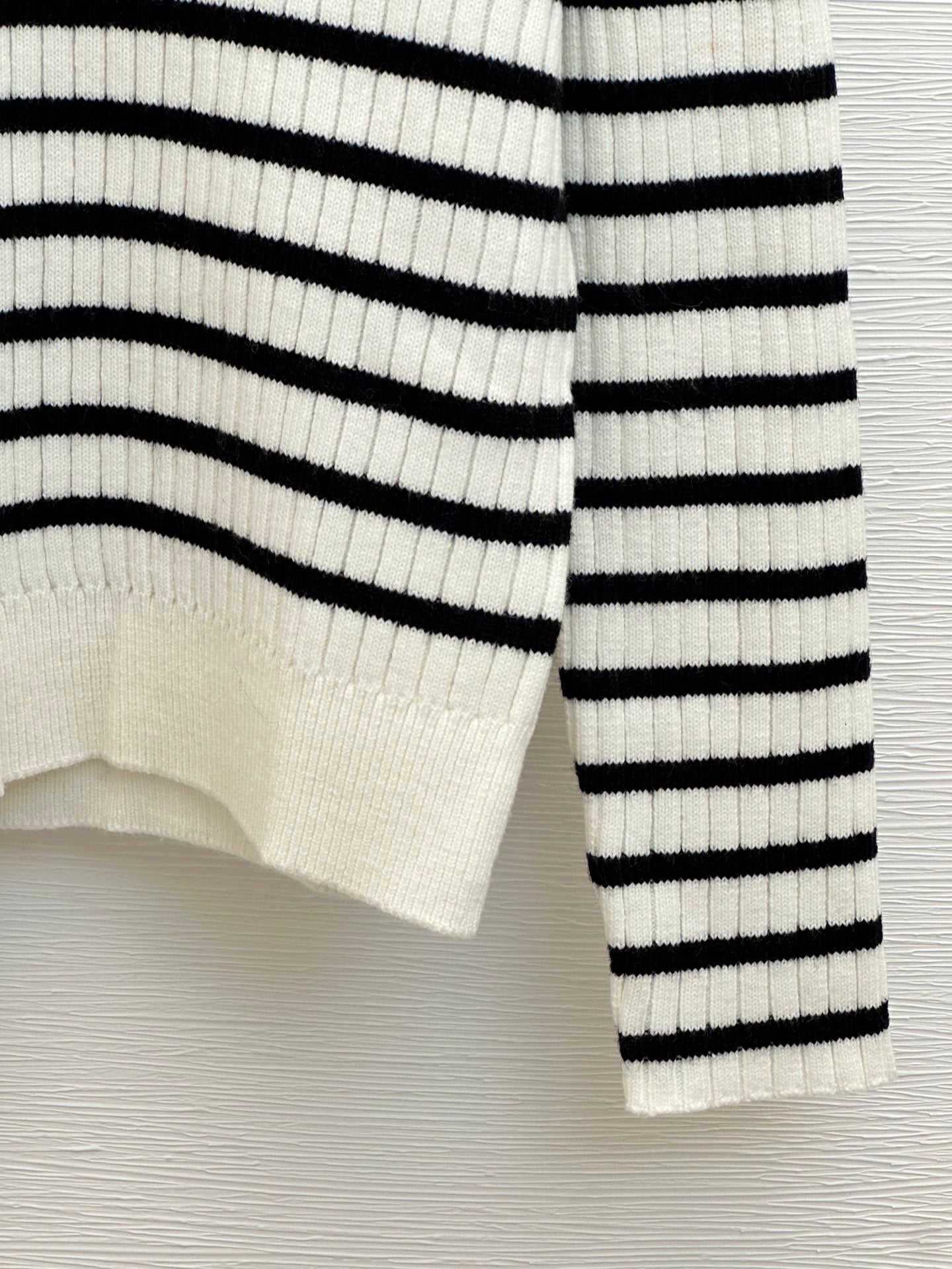 Vertical stripe knitted round neck long sleeves