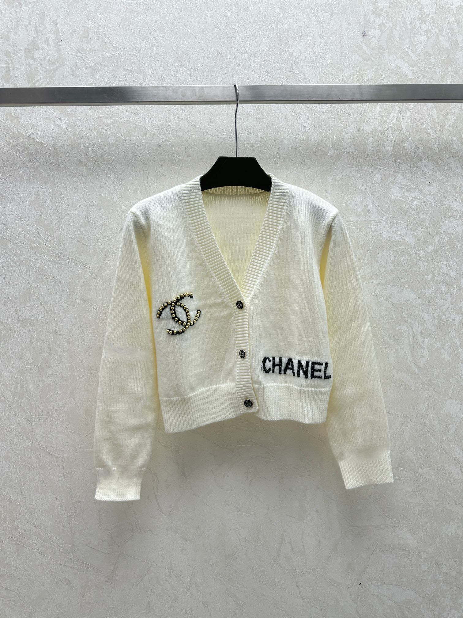 Simple contrasting letter logo jacquard beaded knitted v-neck long-sleeved cardigan