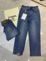 Straight-leg jeans with ripped hems