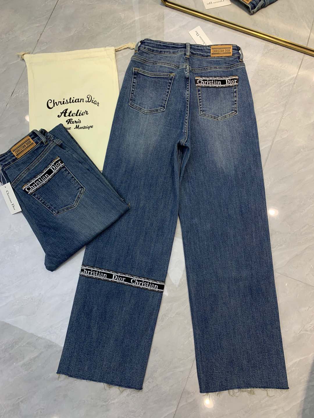 Straight jeans with ribbon design