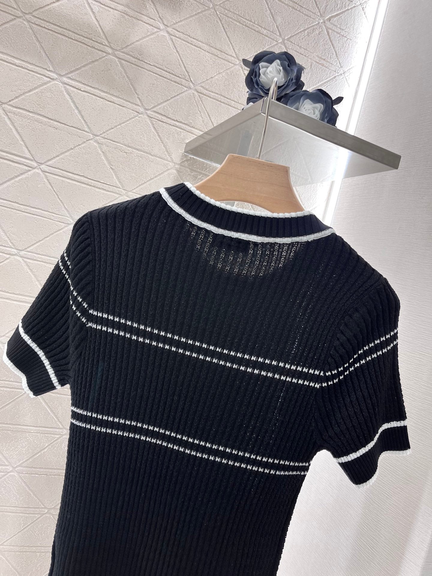 Round neck slim fit knitted short sleeves