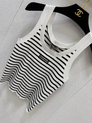 U-neck embroidered logo versatile knitted vest