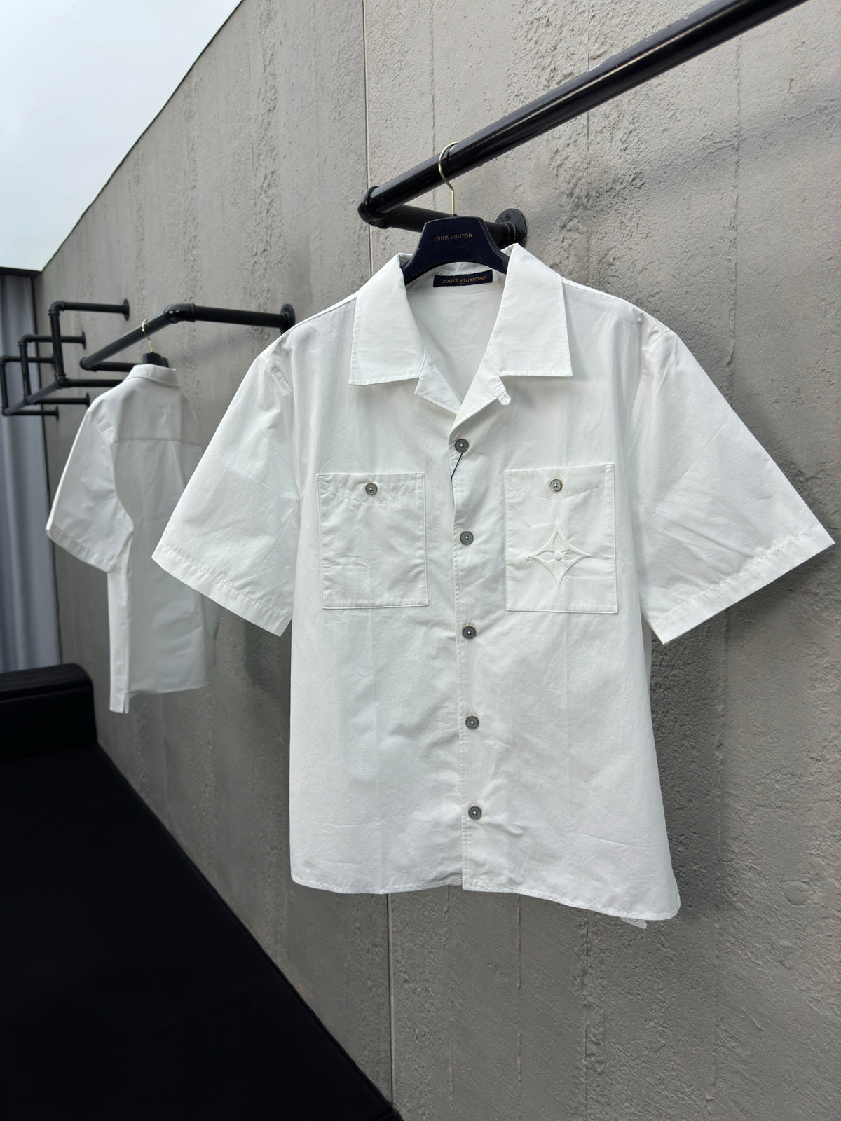 Single-breasted embossed short-sleeved shirt