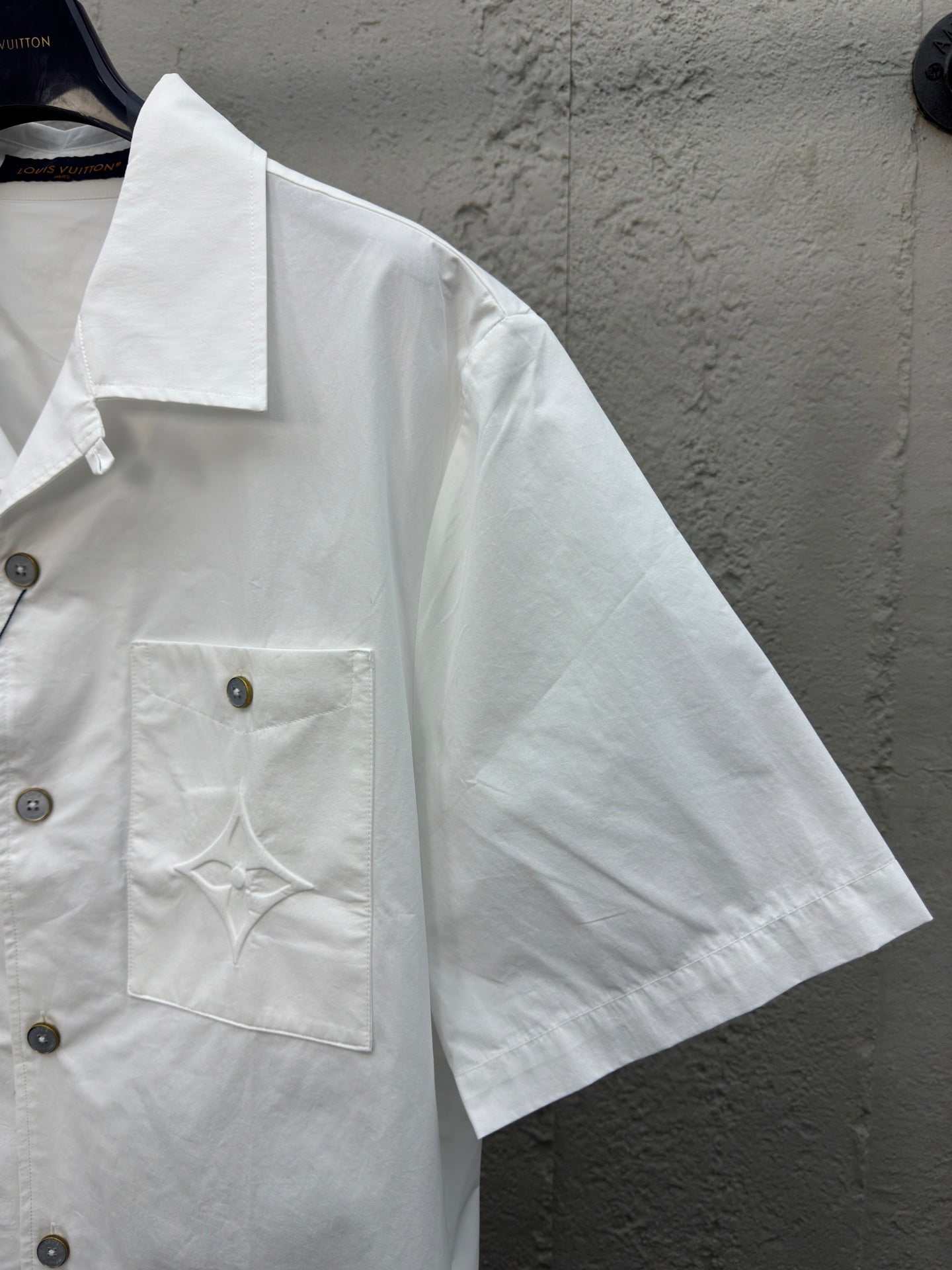 Single-breasted embossed short-sleeved shirt