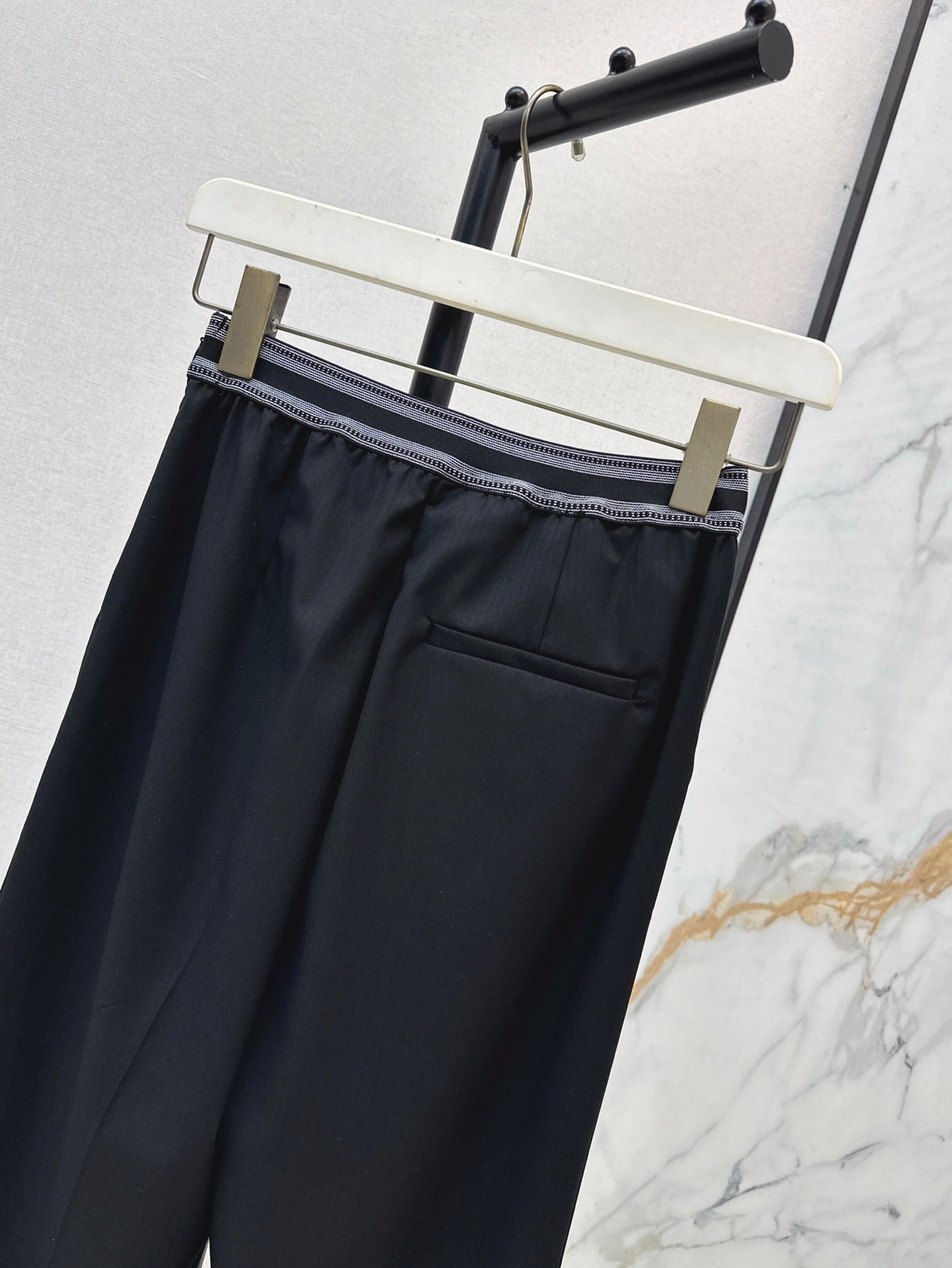 Elastic waist trousers