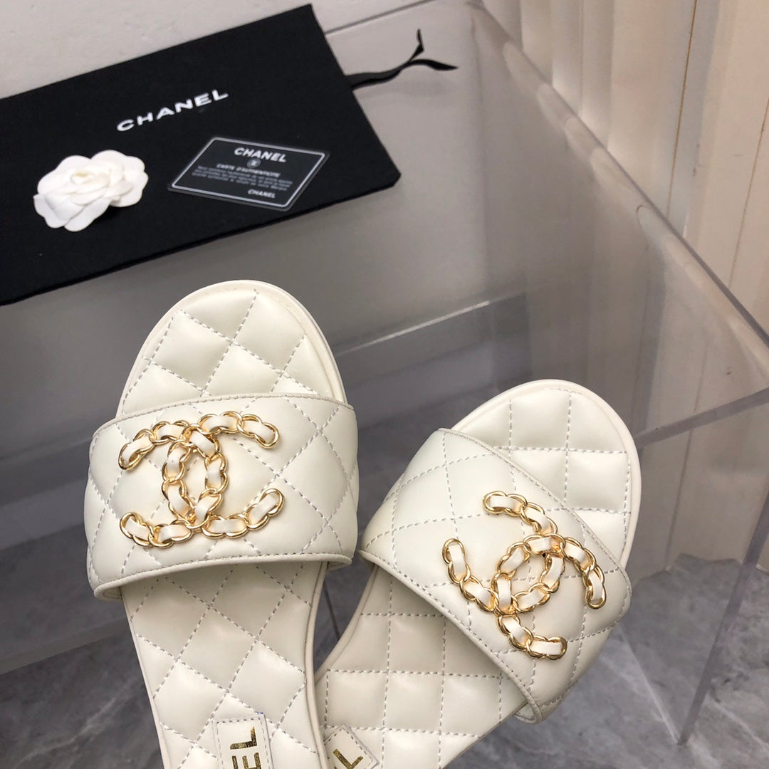 Diamond chain buckle slippers