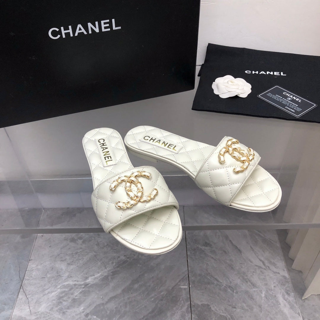 Diamond chain buckle slippers