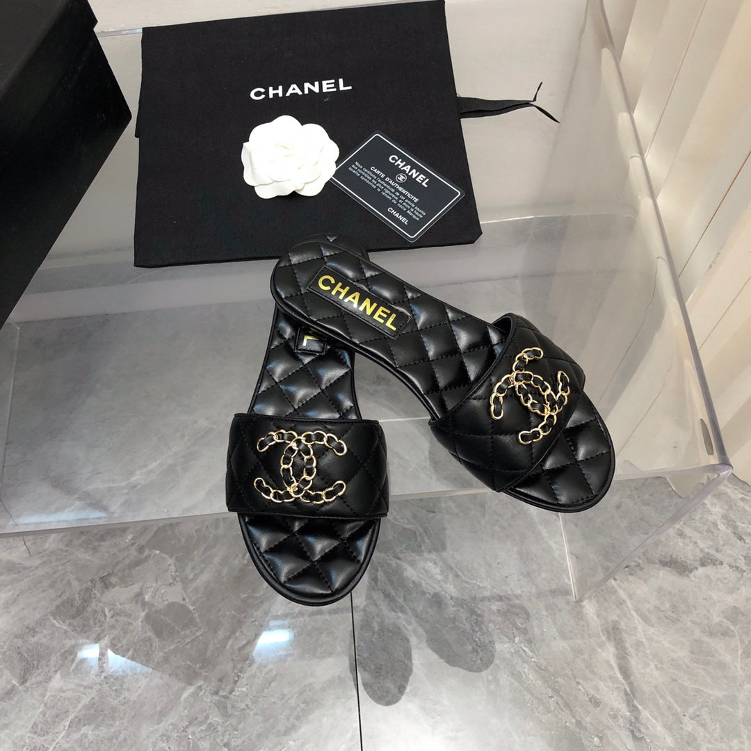 Diamond chain buckle slippers