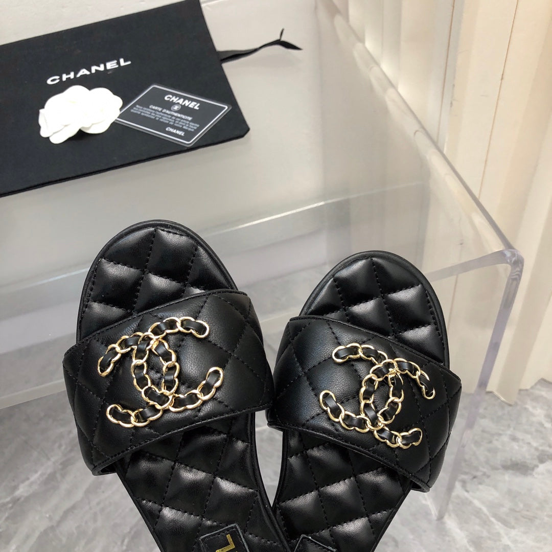 Diamond chain buckle slippers