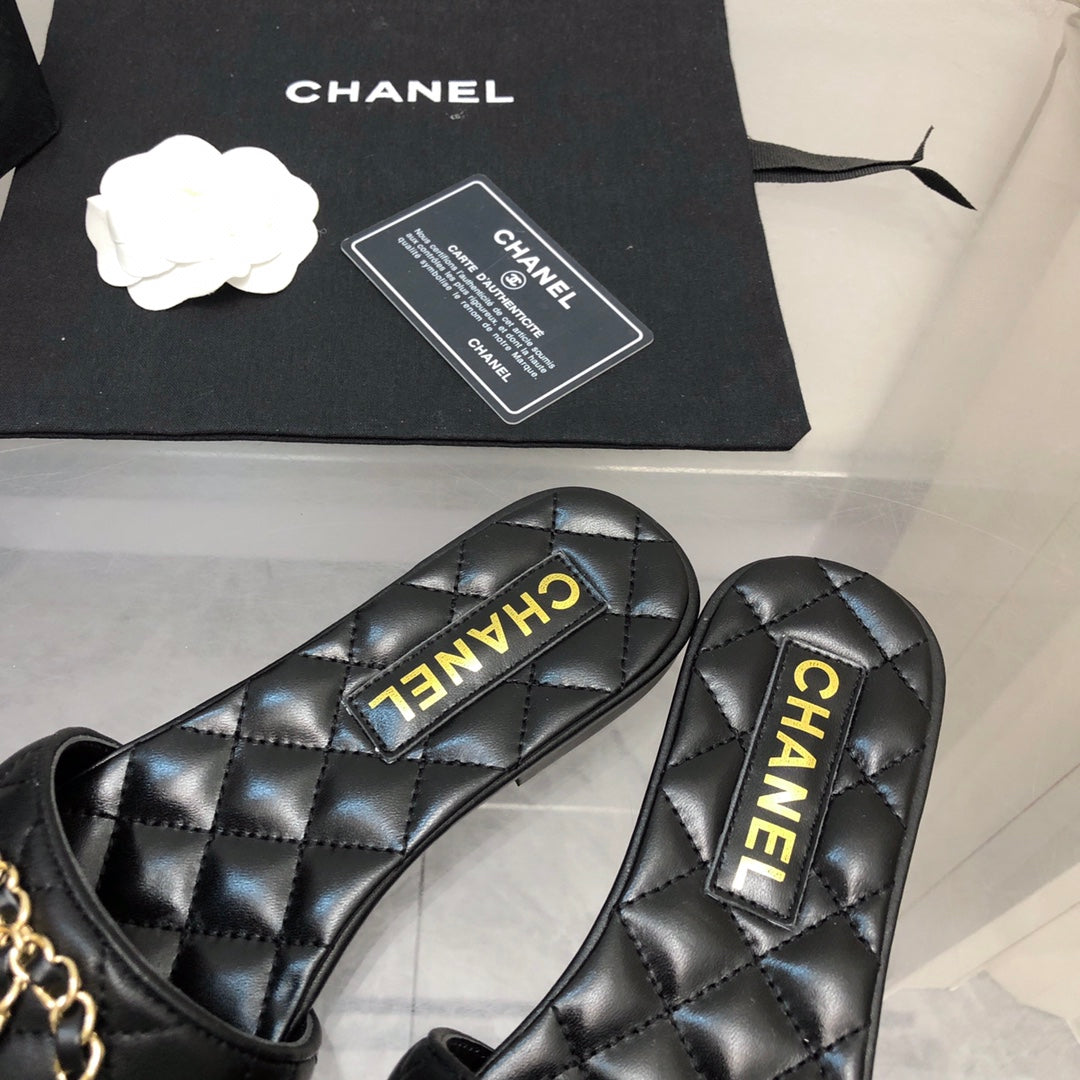 Diamond chain buckle slippers