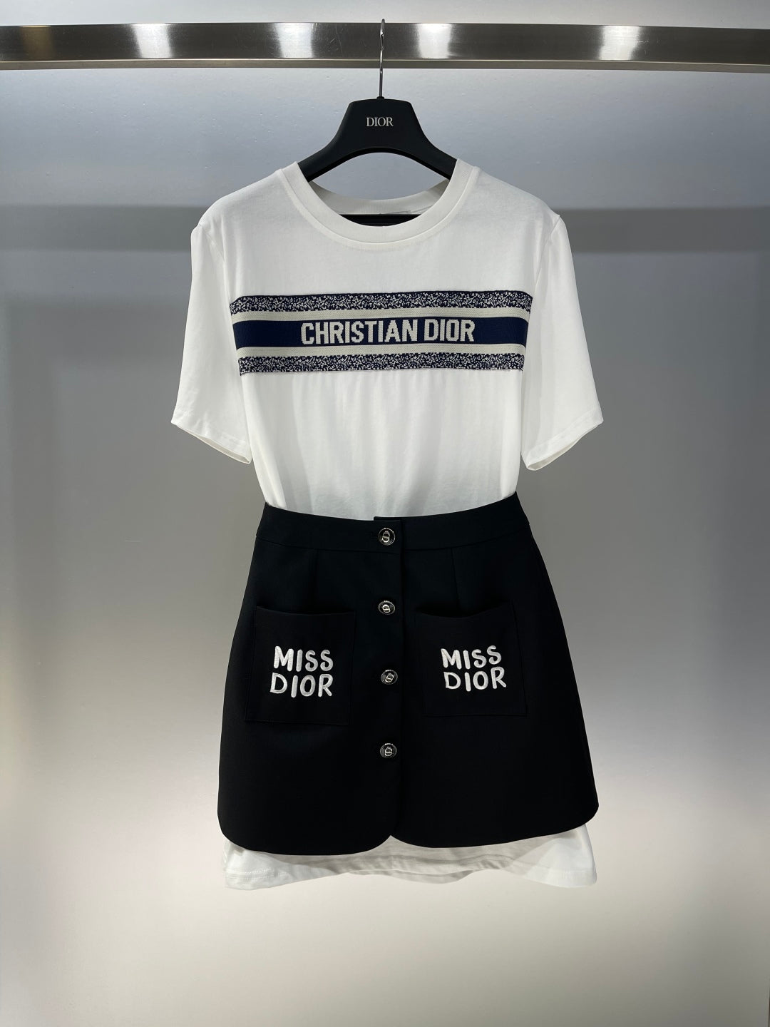 Round neck short-sleeved T-shirt dress + single-breasted skirt hip skirt
