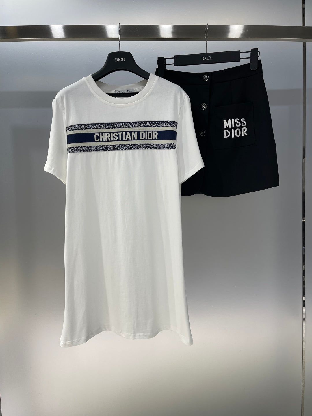 Round neck short-sleeved T-shirt dress + single-breasted skirt hip skirt