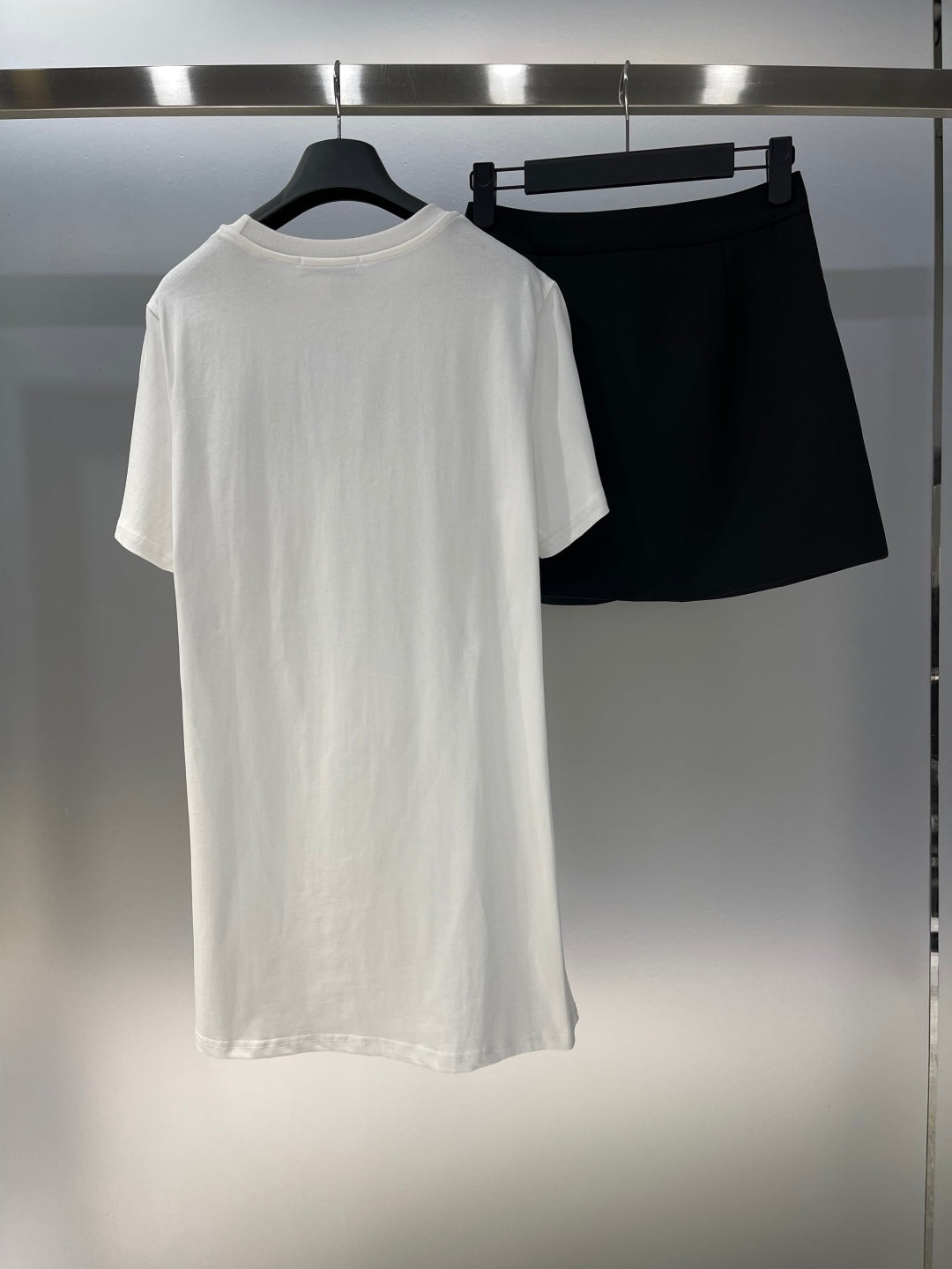 Round neck short-sleeved T-shirt dress + single-breasted skirt hip skirt