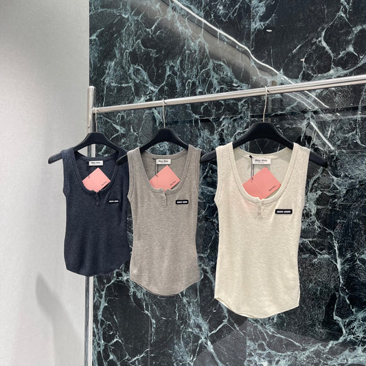 U-neck knitted vest
