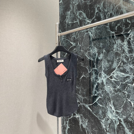 U-neck knitted vest