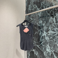 U-neck knitted vest