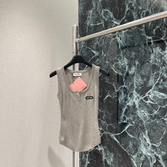 U-neck knitted vest