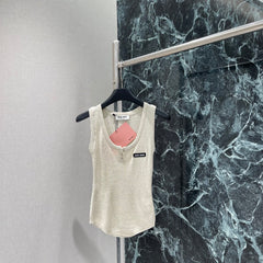 U-neck knitted vest
