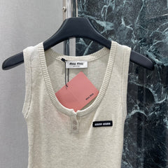 U-neck knitted vest