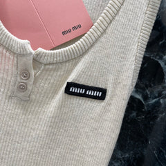 U-neck knitted vest