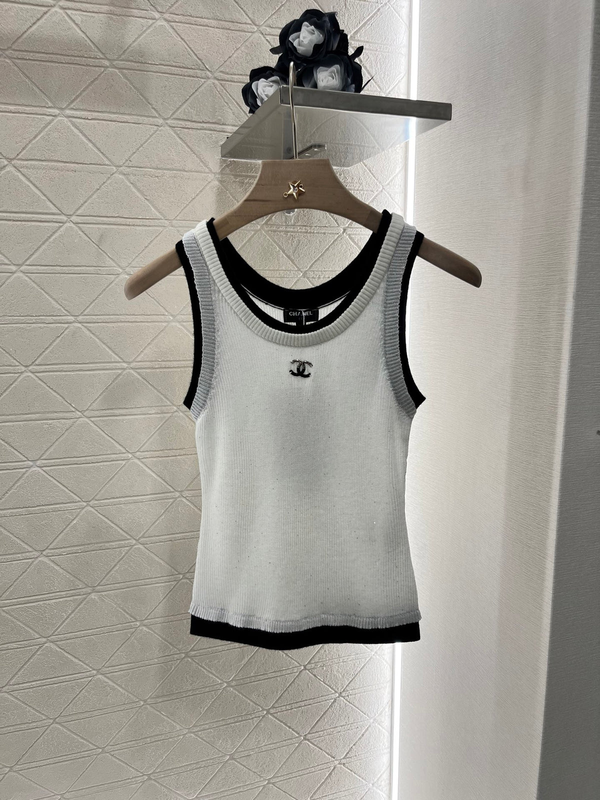Contrast color knitted vest