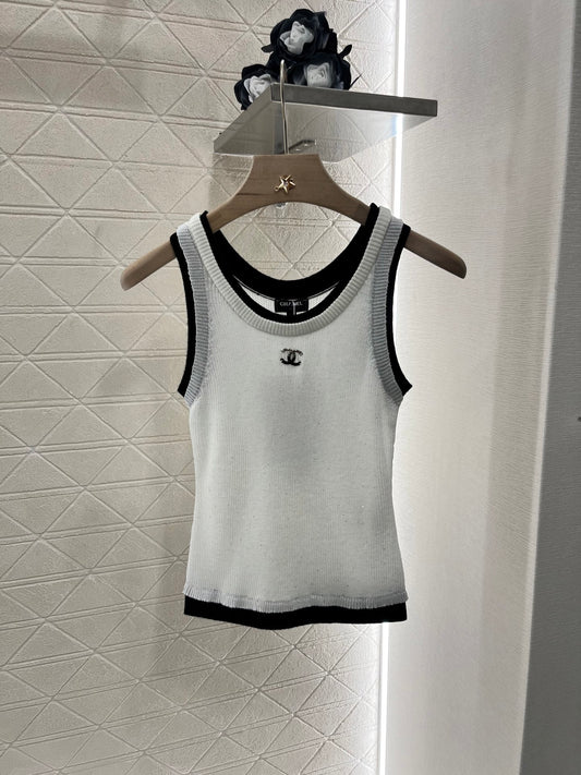 Contrast color knitted vest