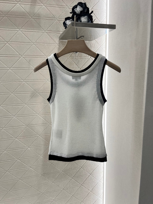 Contrast color knitted vest