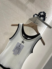 Contrast color knitted vest