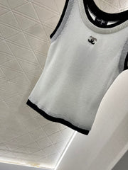 Contrast color knitted vest