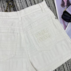 Pure white simple shorts