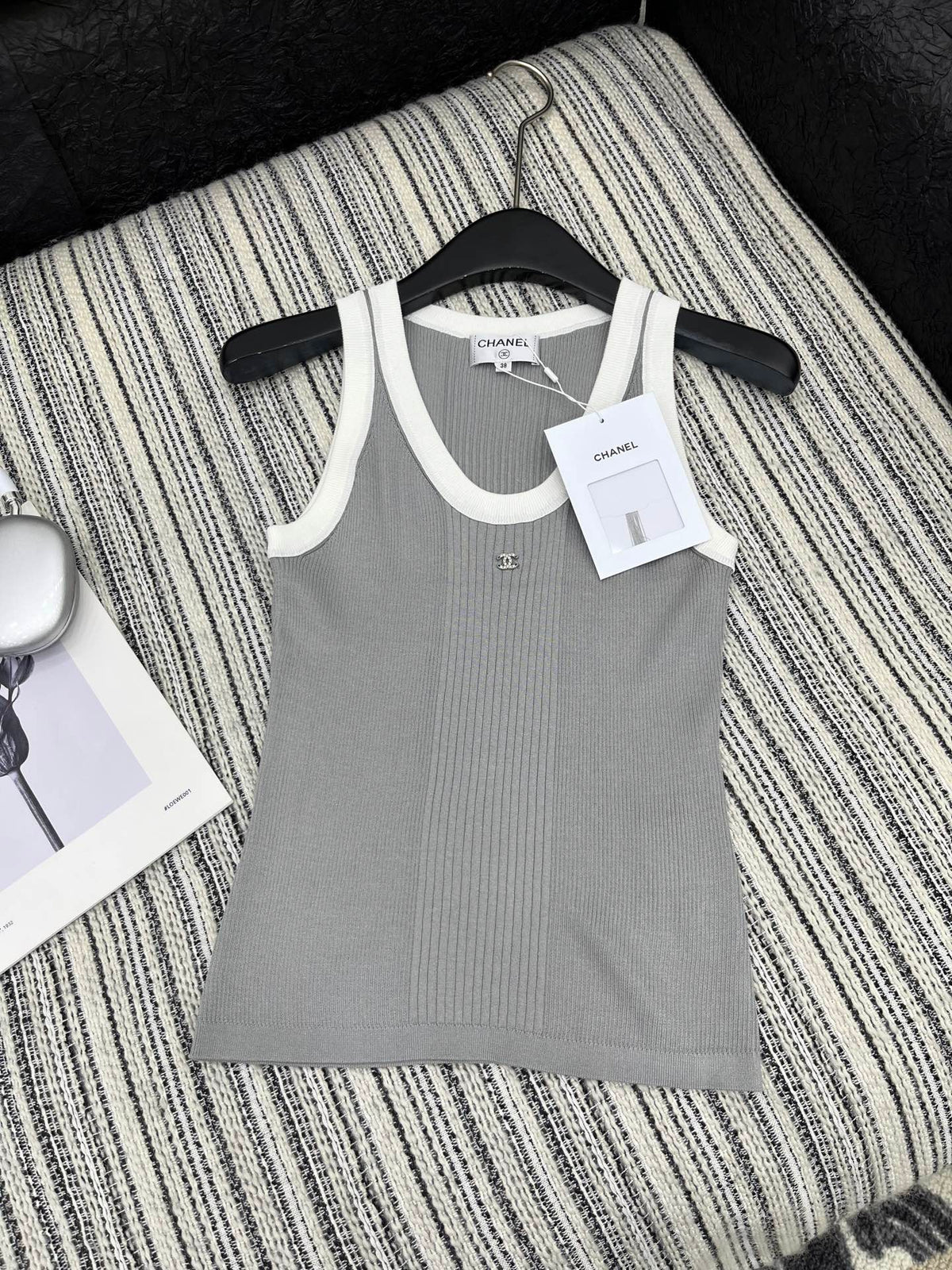 Short-sleeved knitted vest