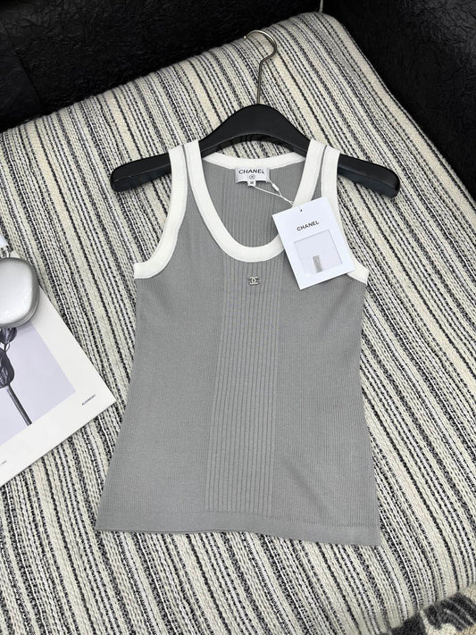 Short-sleeved knitted vest