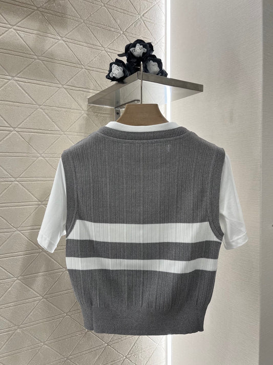 Contrasting color fake two-piece cotton top