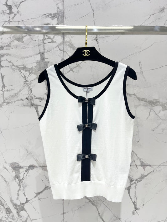 Button design three-dimensional bow knitted vest