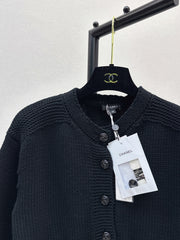 Temperamental knitted suit