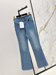 Versatile, minimalist, casual flared jeans.
