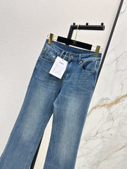 Versatile, minimalist, casual flared jeans.