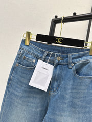 Versatile, minimalist, casual flared jeans.