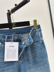 Versatile, minimalist, casual flared jeans.