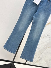 Versatile, minimalist, casual flared jeans.