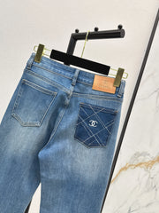 Versatile, minimalist, casual flared jeans.