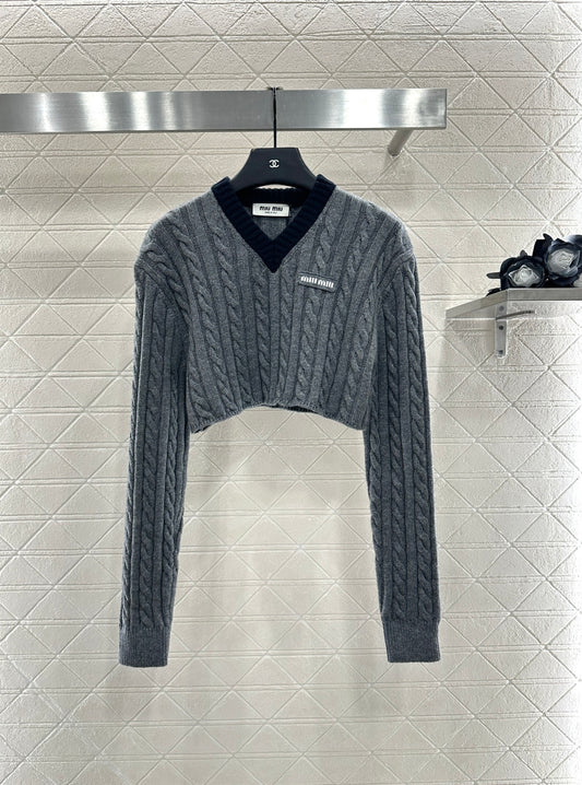Cable-knit contrast-color cropped pullover sweater